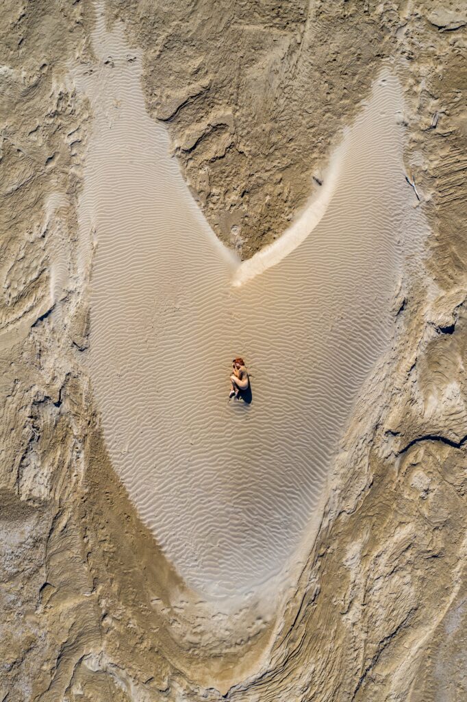 Vue aérienne d’une silhouette dans le sable